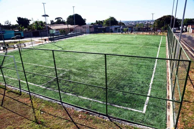 “Campo Sintético do Bairro Jardim Oriente: Obras em Progresso para Beneficiar a Comunidade de Valparaíso de Goiás”