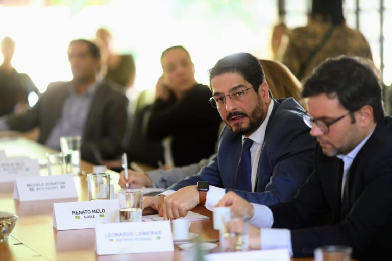 “Goiás em Busca de Recursos para Avanços em Transporte e Saúde com Escritório em Brasília”