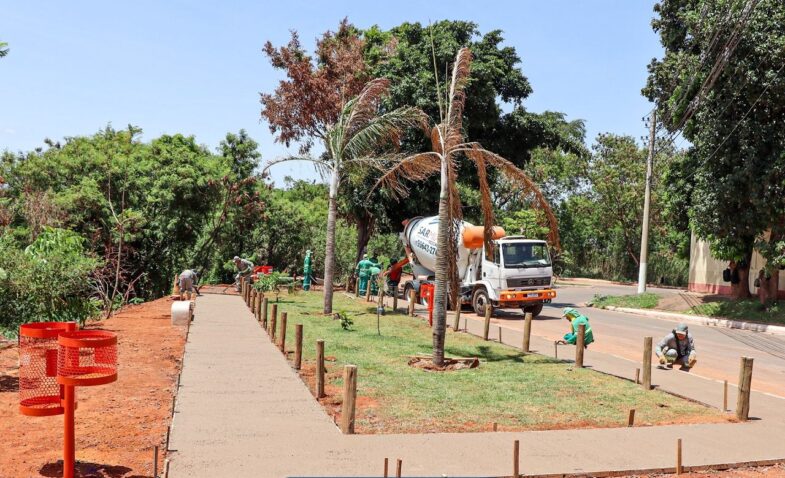 Pista de caminhada no bairro Valparaízo II recebe concretagem e será em breve disponibilizada para a comunidade