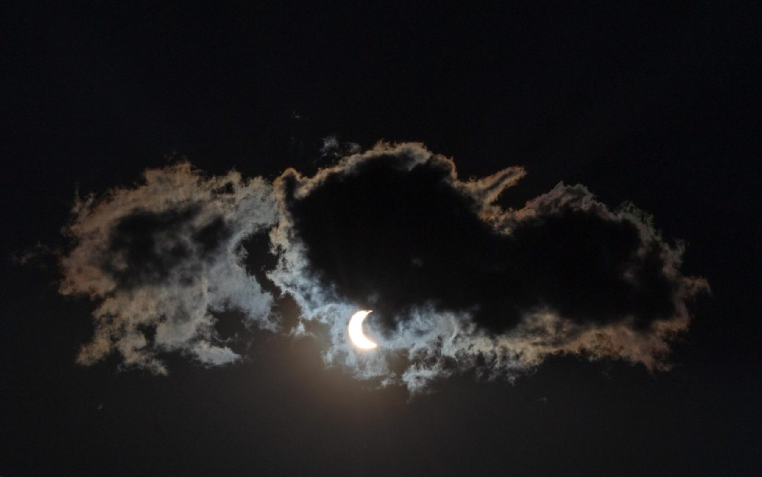 Eclipse Solar em Goiás Deixa Moradores Impressionados
