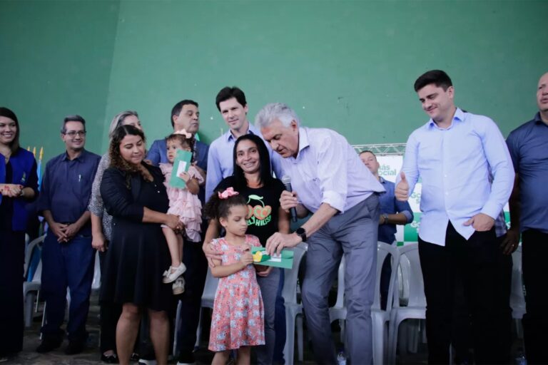 Prefeito Sorgatto e Governador Caiado Distribuem Cartões ‘Mães de Goiás’ e ‘Dignidade’ em Ato Significativo