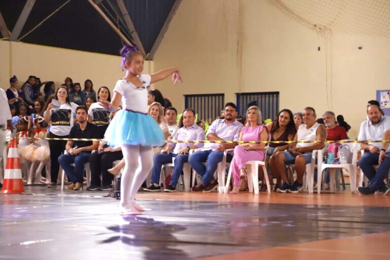 Leia mais sobre o artigo Emoções à Flor da Pele: Apresentação de Ballet do Curso de Teatro de Valparaíso de Goiás Encanta no Colégio Santo Antônio