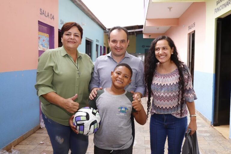 Leia mais sobre o artigo Alunos do CMEI Céu Azul Recebem Entrega de Brinquedos em Parceria com o Governo do Estado e OVG