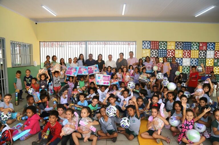 Leia mais sobre o artigo ALUNOS DA REDE MUNICIPAL DE VALPARAÍSO DE GOIÁS RECEBEM BRINQUEDOS DE NATAL EM PARCERIA ENTRE EXECUTIVO MUNICIPAL, GOVERNO DO ESTADO E OVG