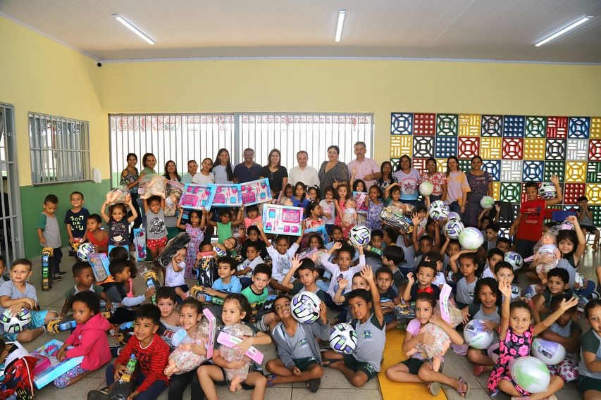 No momento, você está visualizando ALUNOS DA REDE MUNICIPAL DE VALPARAÍSO DE GOIÁS RECEBEM BRINQUEDOS DE NATAL EM PARCERIA ENTRE EXECUTIVO MUNICIPAL, GOVERNO DO ESTADO E OVG
