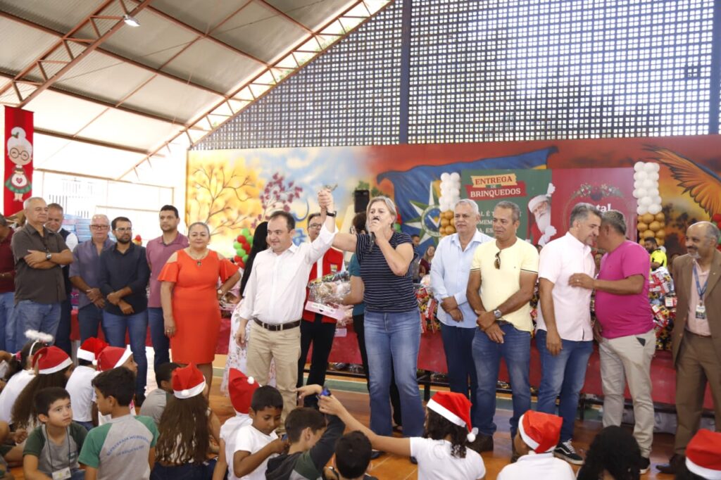 No momento, você está visualizando Ação Conjunta Entre Governos Proporciona Momento Especial: Entrega de Centenas de Brinquedos no Jardim Céu Azul