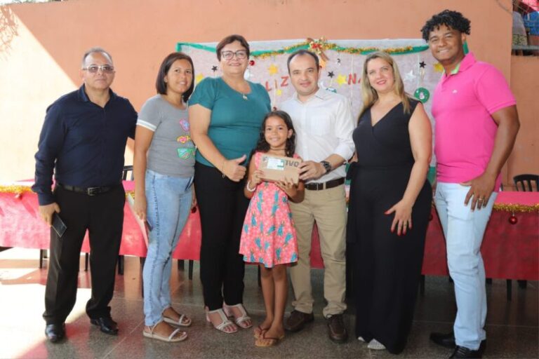Leia mais sobre o artigo Programa Estadual Investe R$ 83 Milhões em Educação: Comunidade Escolar de Valparaíso Recebe Tablets