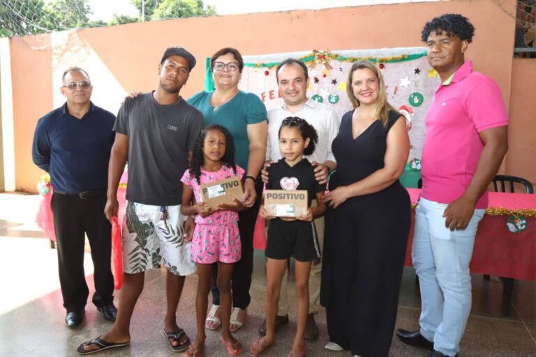 Leia mais sobre o artigo Comunidade Escolar de Valparaíso Eleva Qualidade da Educação com a Distribuição de Tablets pela Secretaria Estadual de Educação
