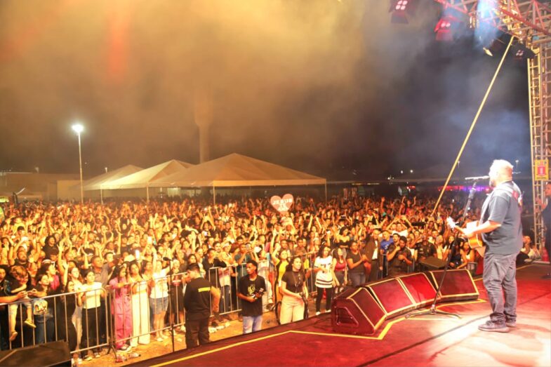 Show Épico de Fernandinho Atrai Multidão de 22 Mil Pessoas em Comemoração ao Dia do Evangélico em Valparaíso de Goiás