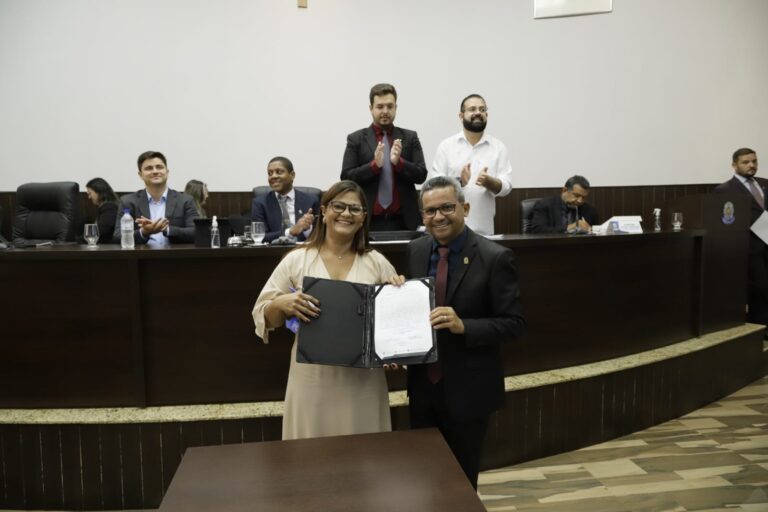 Leia mais sobre o artigo Câmara Municipal de Luziânia Empossa Enfermeira Mailde Pereira Gomes como Nova Vereadora