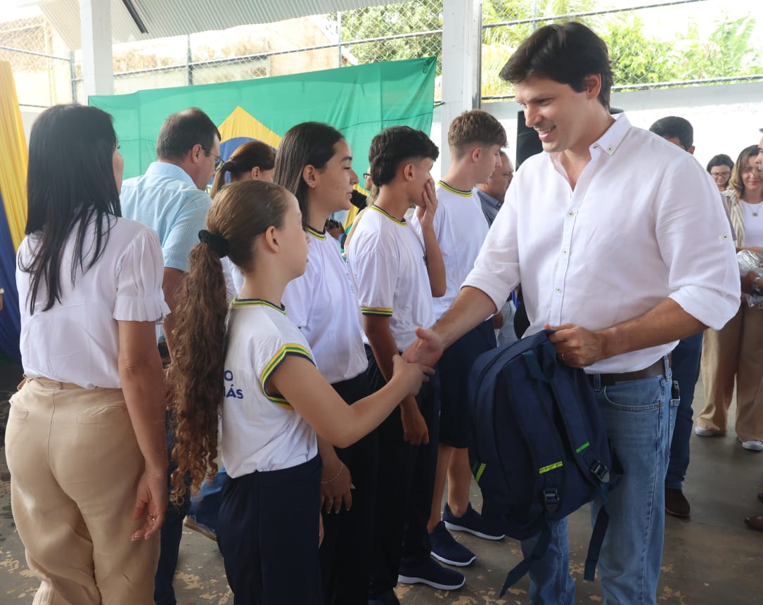 Distribuição de Kits Escolares Alcança Alunos de Avelinópolis e São Luís de Montes Belos com Participação do Vice-Governador