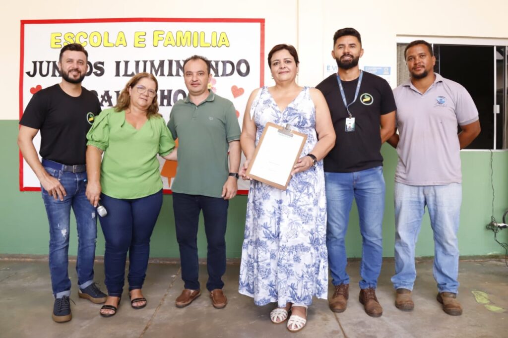 Secretaria de Educação de Valparaíso Realiza Encontro com Pais e Assina Ordem de Serviço para Quadra de Esportes na Escola Leolino de Jesus Soares