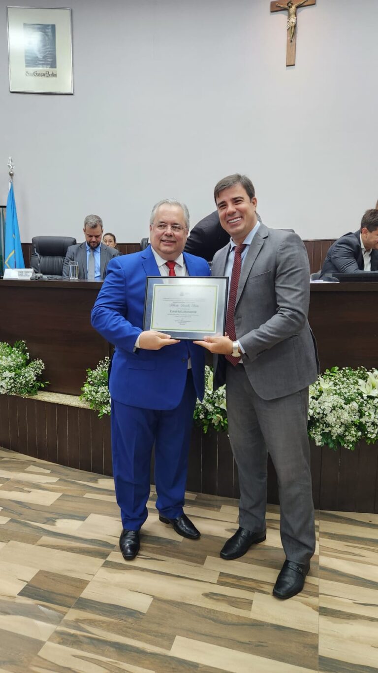 Vereador Luciano Braz Concede Título de Cidadão Luzianiense ao Reitor da UniRV, Alberto Barella Netto