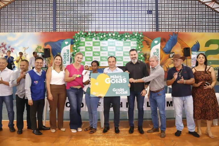 Governo de Goiás Entrega Novos Cartões dos Programas Mães de Goiás e Dignidade e Dá Posse a Jovens Aprendizes