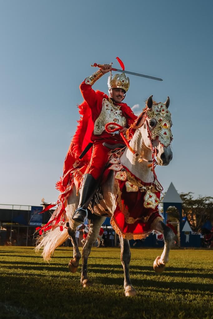 Governo de Goiás Promove Resgate Cultural em Luziânia Através das Cavalhadas: Uma Tradição que Desperta Emoções e Memórias