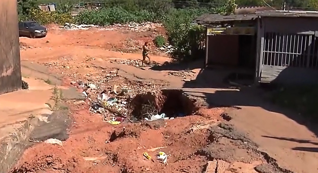 Cratera no Bairro Vila Guaíra, em Valparaíso (GO), se Torna Risco para Moradores e Compromete Mobilidade