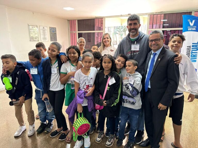 Estudantes do CEMEB Palhoça Visitam a Câmara Municipal de Luziânia para Aula de Educação Cívica