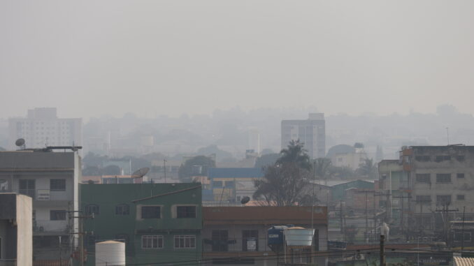 Valparaíso de Goiás Suspende Aulas por Fumaça; Cidades do Centro-Oeste Sofrem com Nuvem de Poeira