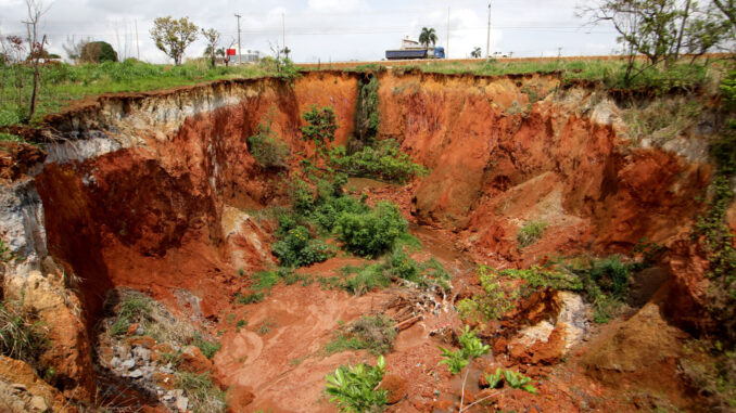 Gigantesca Cratera a 40 Metros da BR-040: Desafio Urgente para o Próximo Prefeito de Valparaíso de Goiás