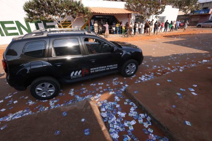 MP de Goiás Fiscaliza Descarte Ilegal de ‘Santinhos’ nas Ruas de Valparaíso Durante Eleições