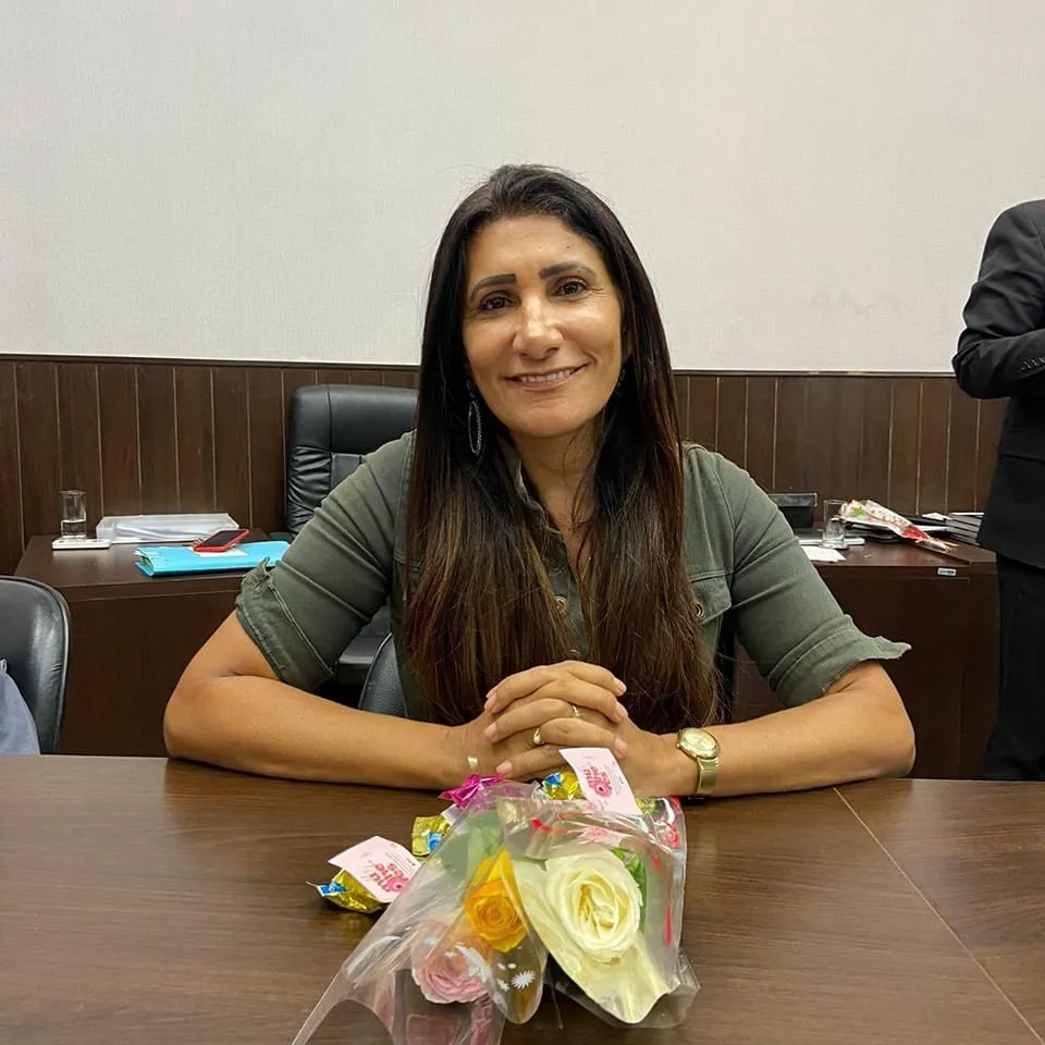 No momento, você está visualizando Ana Lúcia anuncia aposentadoria da política e retorno à carreira de professora após derrota em Luziânia
