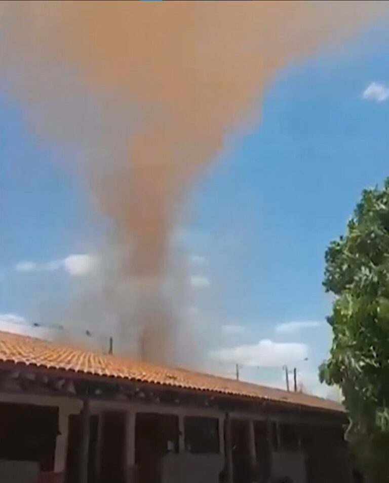 Redemoinho causa danos e alunos são atendidos em colégio de Luziânia.