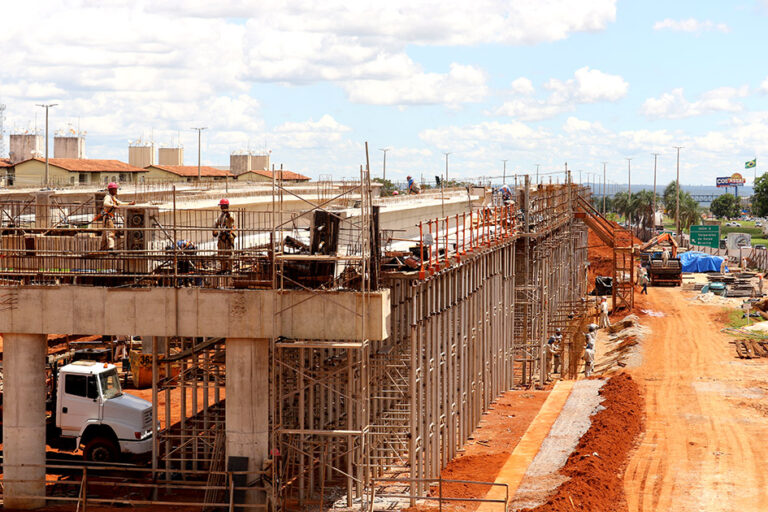 Marcus Vinícius garante continuidade da obra do viaduto da BR-040