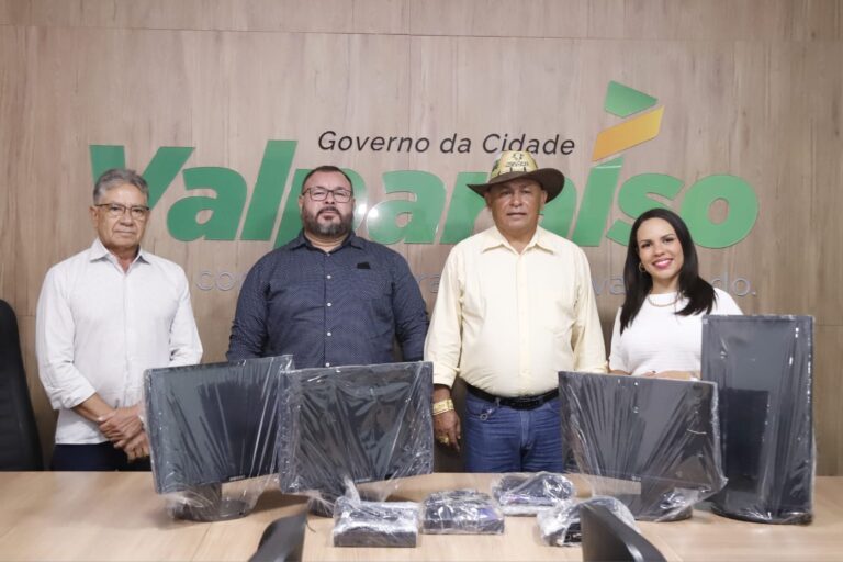 Escolas Municipais de Valparaíso de Goiás Recebem Doação de Computadores