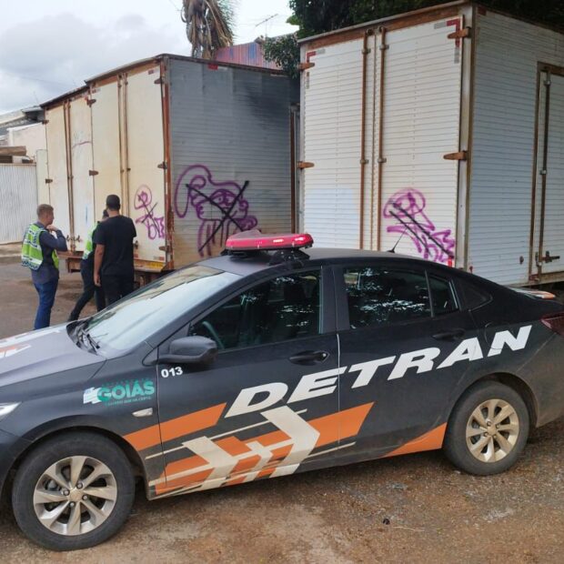 Detran-GO Remove Caminhões Abandonados em Valparaíso