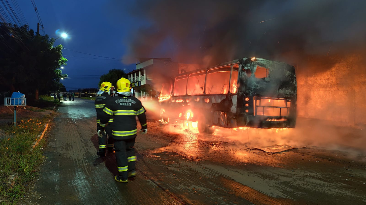 Micro-Ônibus Pega Fogo em Luziânia; Bombeiros Conseguem Controlar Chamas