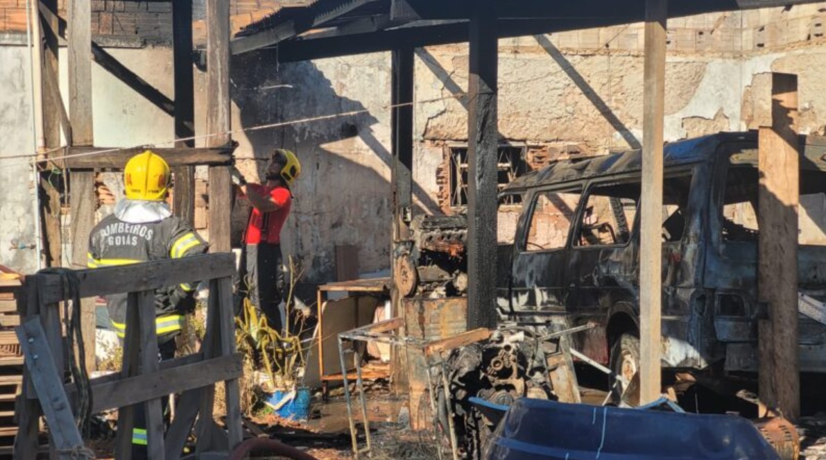 Incêndio destrói casa no Jardim Ingá em Luziânia