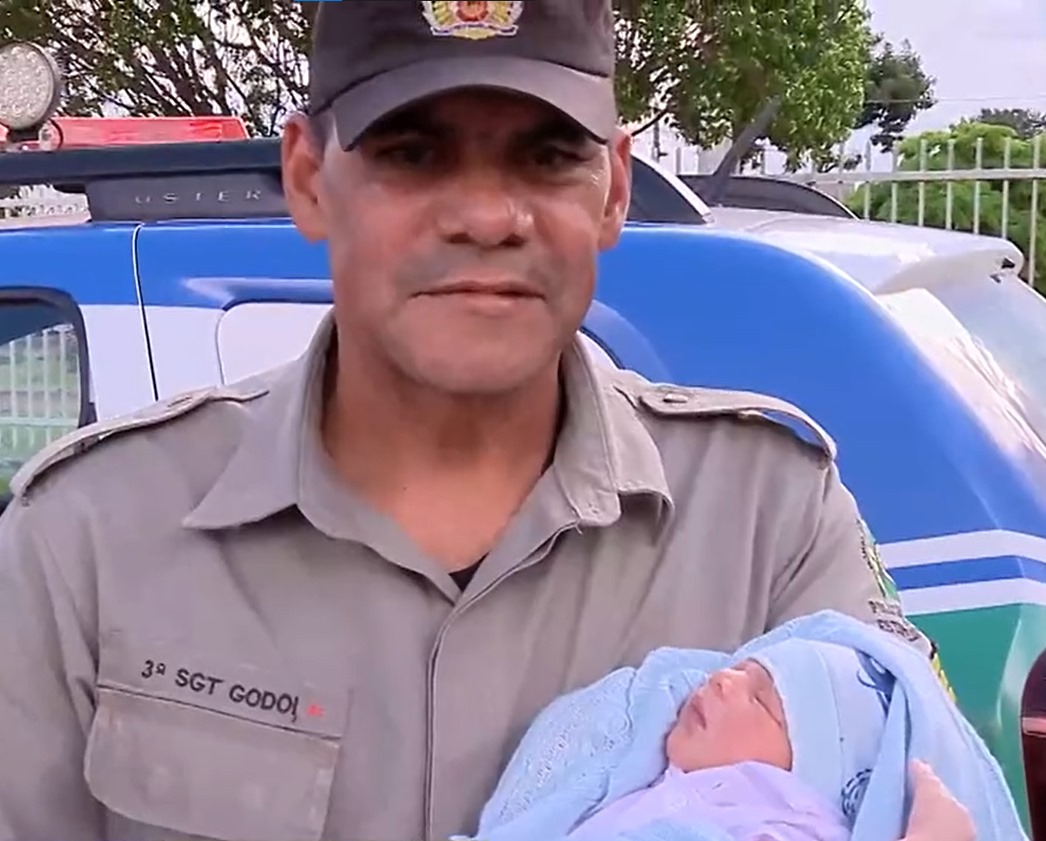 Mãe reencontra policiais que auxiliaram no parto do filho em Valparaíso