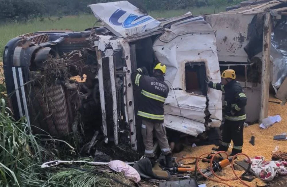 Motorista de 58 anos morre após capotamento de carreta com milho em Luziânia