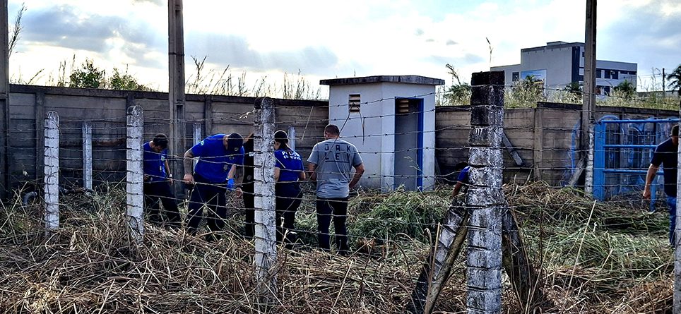 No momento, você está visualizando Polícia investiga ossada humana encontrada em terreno atrás da Câmara Municipal