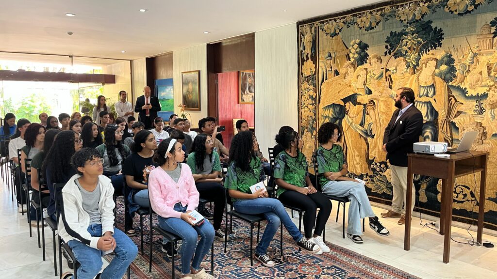 De Valparaíso para o Chile: estudantes do Entorno do DF visitam Embaixada Chilena
