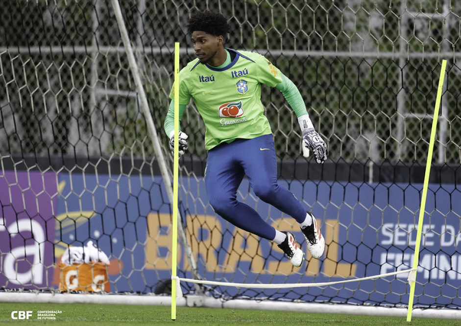 Ancelotti convoca Hugo Souza após hiato de sete anos para estreia na Seleção