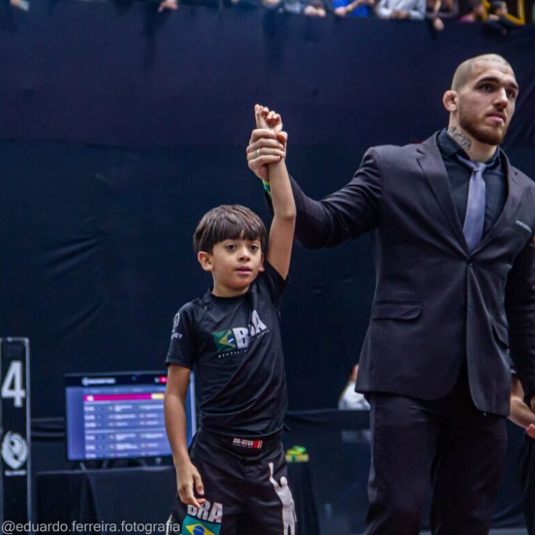 Leia mais sobre o artigo Atleta de Valparaíso conquista prata e bronze no Brasileiro Kids de Jiu-Jitsu