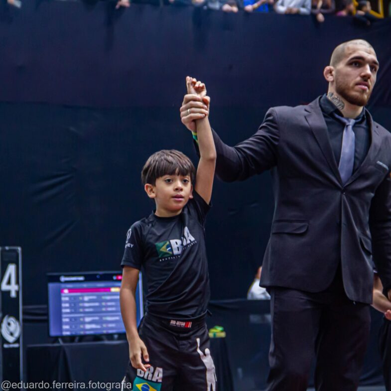 No momento, você está visualizando Atleta de Valparaíso conquista prata e bronze no Brasileiro Kids de Jiu-Jitsu