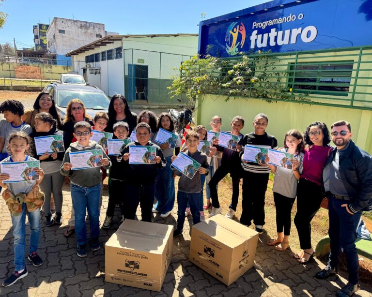 Leia mais sobre o artigo Alunos da João da Silva Filho visitam ONG e aprendem reciclagem digital