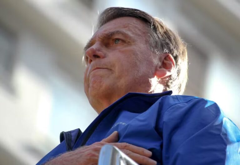 Leia mais sobre o artigo STF proíbe Bolsonaro de sair à noite, usar redes sociais e contatar embaixadas