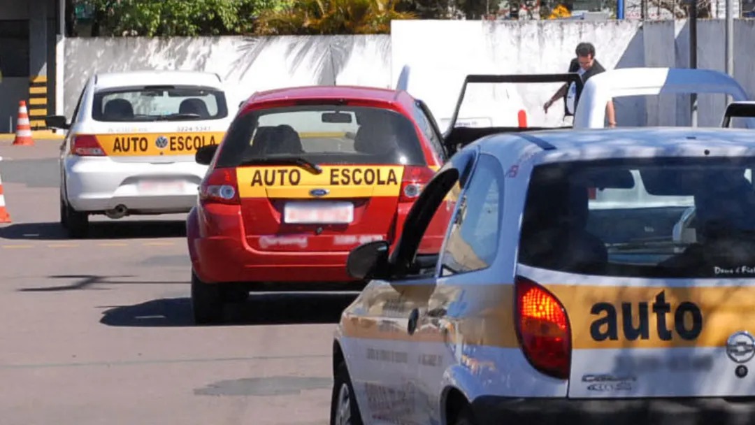 No momento, você está visualizando Governo propõe fim de aulas obrigatórias em autoescolas para CNH