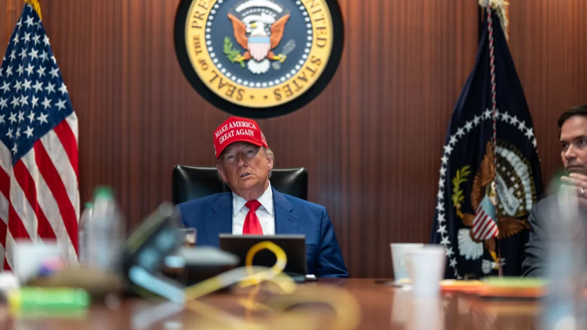No momento, você está visualizando Trump anuncia tarifa de 50% a produtos brasileiros, acusa Lula e defende Bolsonaro