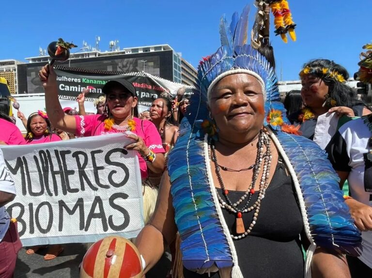 Leia mais sobre o artigo Mulheres indígenas marcham na Esplanada dos Ministérios por proteção de corpos e territórios