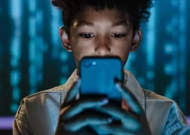 PL 2628/2022 retira “dever de cuidado” e proíbe pornografia e apostas para crianças