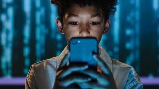 Leia mais sobre o artigo PL 2628/2022 retira “dever de cuidado” e proíbe pornografia e apostas para crianças