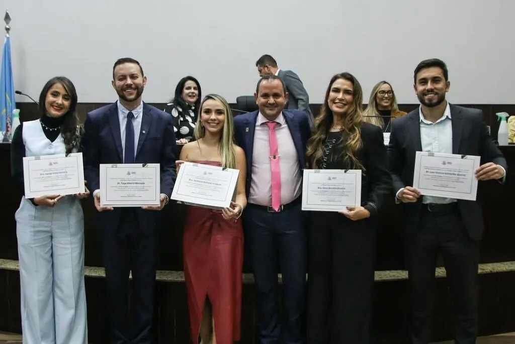 No momento, você está visualizando Luziânia concede Comenda Dr. Hélio Roriz a advogados