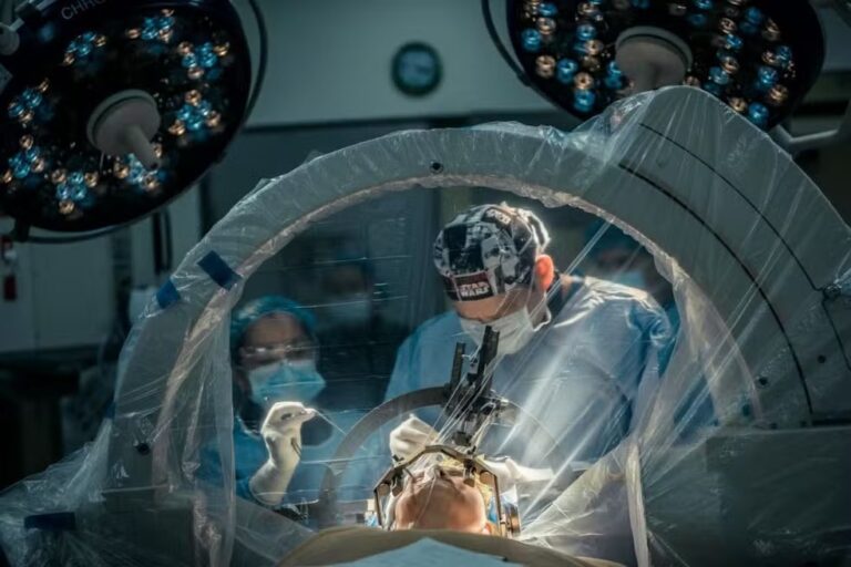 Leia mais sobre o artigo Cirurgia inédita de estimulação cerebral reverte depressão crônica em colombiana