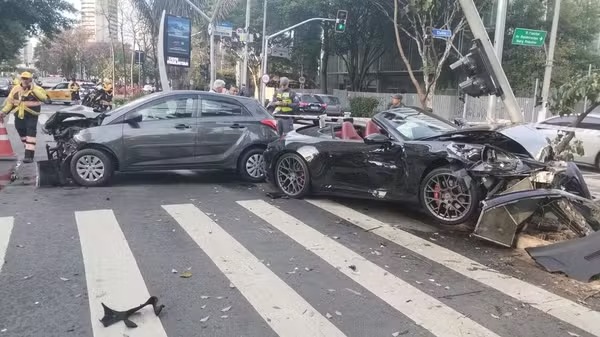 Leia mais sobre o artigo Influencer Gato Preto é detido após acidente com Porsche na Faria Lima