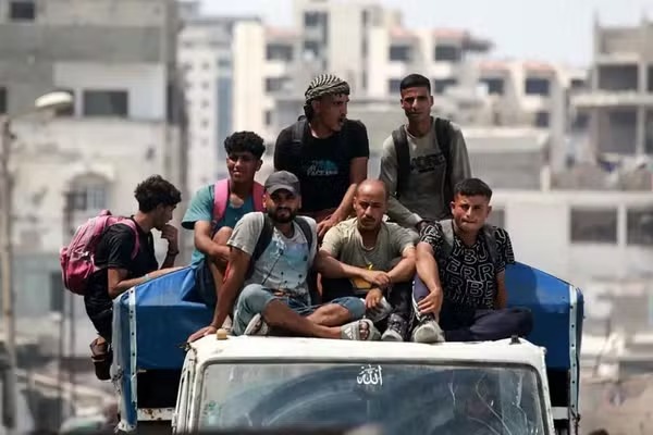 Leia mais sobre o artigo Palestinos fogem da Cidade de Gaza após Israel anunciar ofensiva terrestre