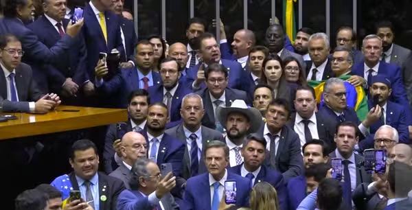 Leia mais sobre o artigo Câmara rejeita urgência da anistia; Centrão sai como grande vencedor